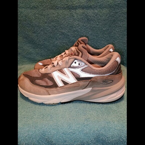 New Balance 990v6 in kids size 2 - Picture 2 of 6